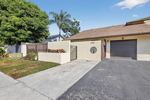 $3,200 | 235 Southwest 29th Avenue, Delray Beach, FL 33445