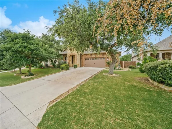 a view of yard with tree in the background