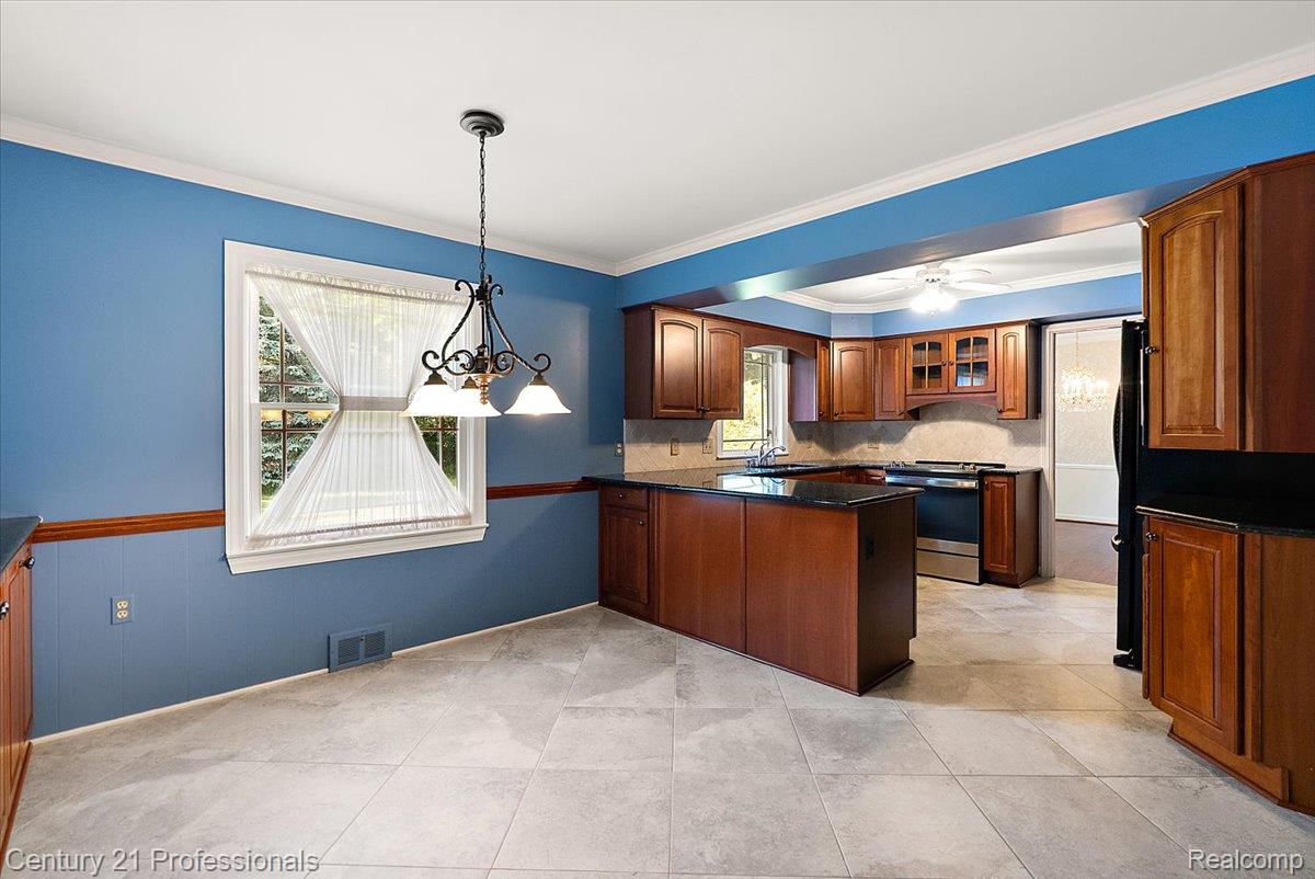 633 Foxhall Road Bloomfield Hills, MI 48304 - Photo 30 of 61 Kitchen