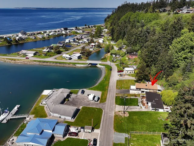 a picture of a table and chairs