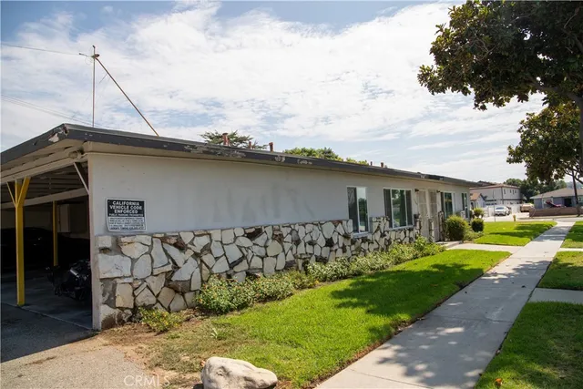 a view of a house with a yard