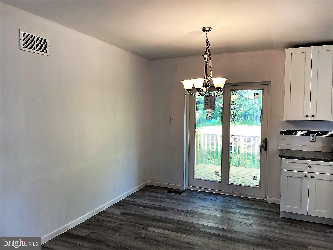 30 Longview Road Royersford, PA 19468 - Photo 8 of 17 Dining room
