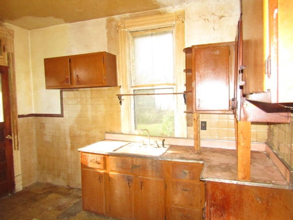 1219 Tweed Street Pittsburgh, PA 15204 - Photo 12 of 30 a bathroom with a tub and a shower
