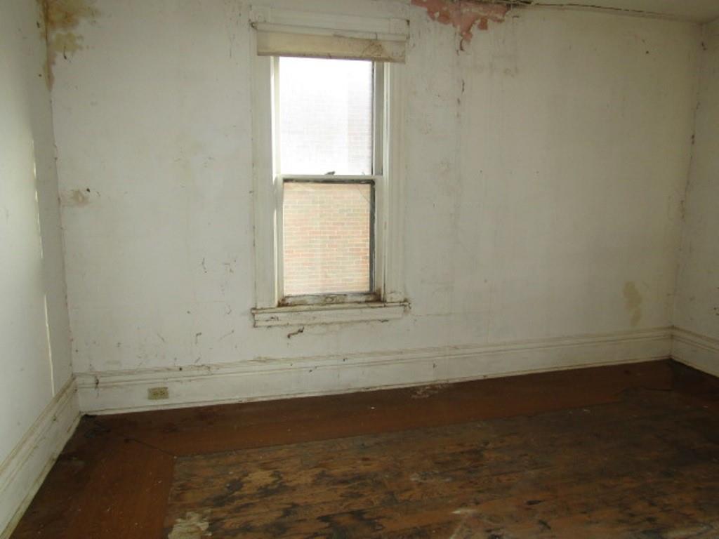 1219 Tweed Street Pittsburgh, PA 15204 - Photo 22 of 30 an empty room with a window