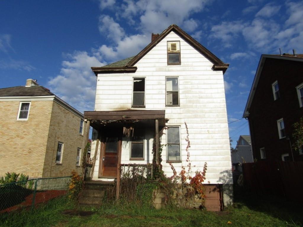 1219 Tweed Street Pittsburgh, PA 15204 - Photo 4 of 30 a front view of a house with garden