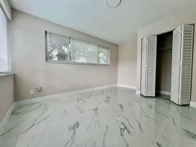 a view of empty room with window