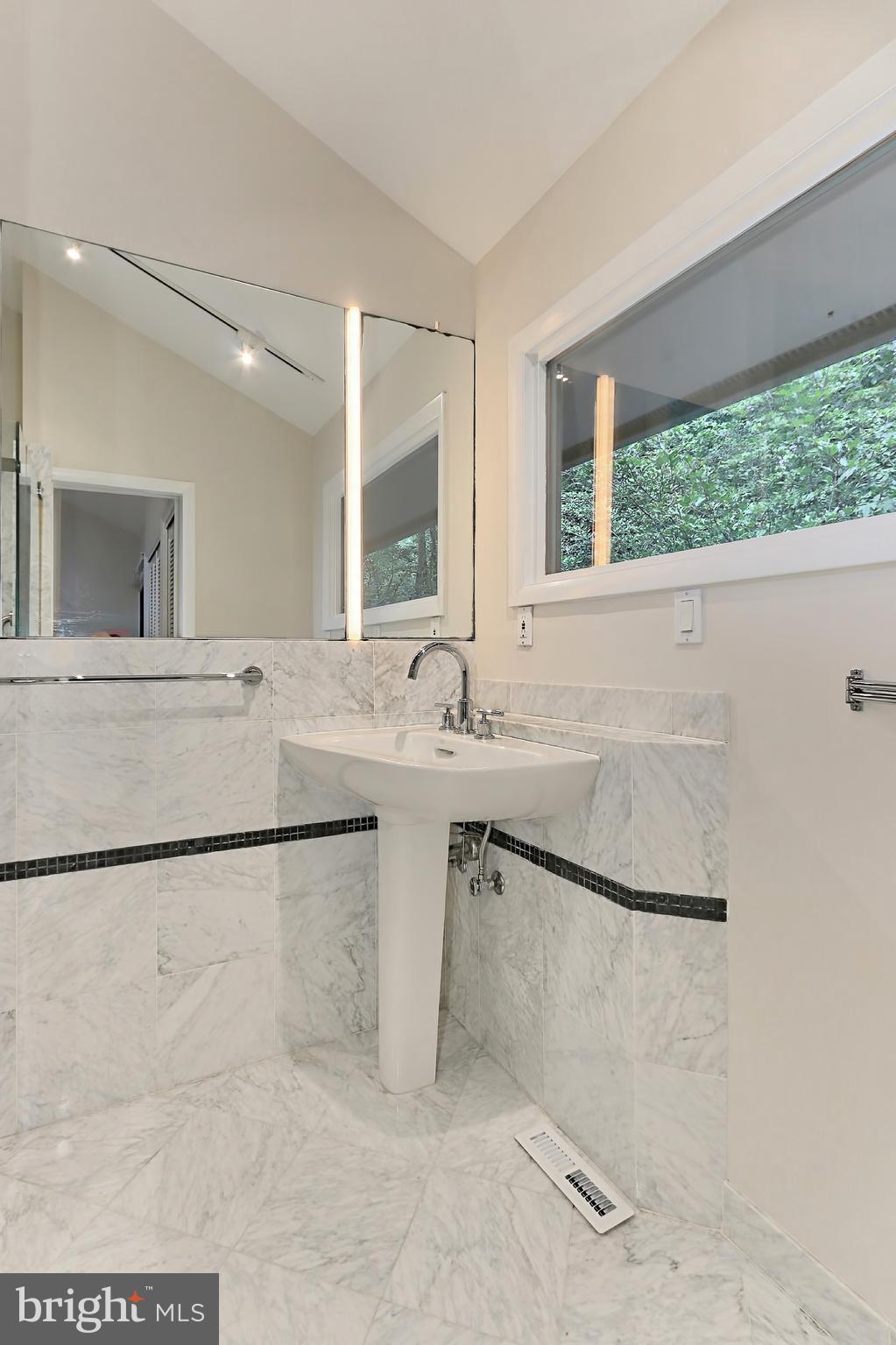 12012 Aintree Lane Reston, VA 20191 - Photo 17 of 30 Bath (Master)