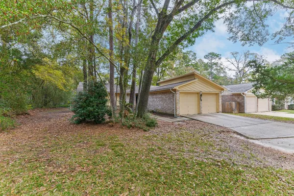 $1,975 | 26 West Broken Oak Court, The Woodlands, TX 77381