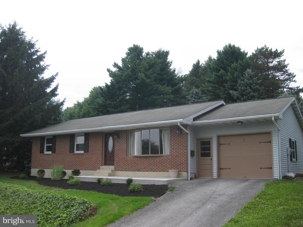 7 Briarcliff Road Elizabethtown, PA 17022 - Photo 1 of 14 Gallery Image 1