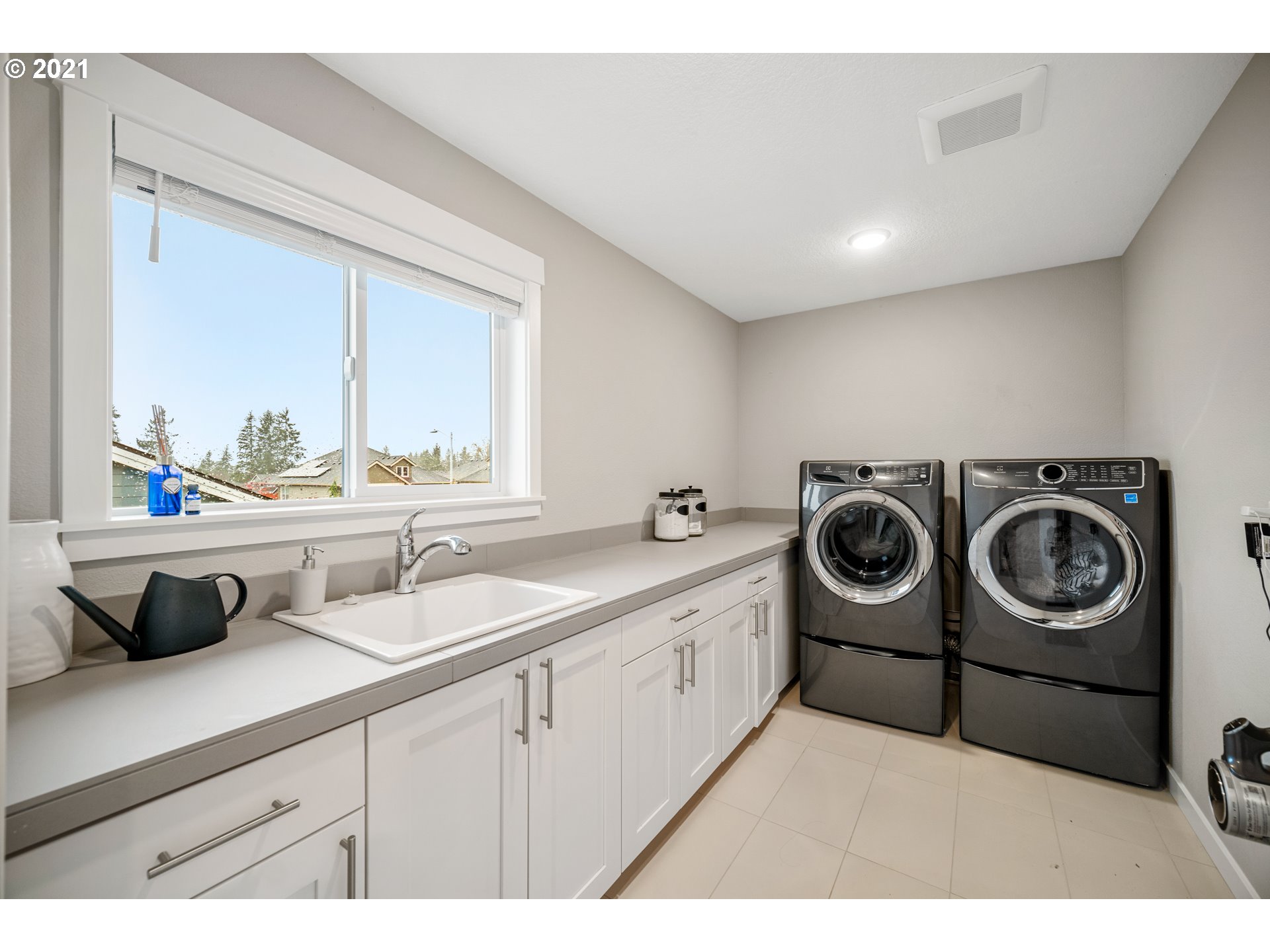 16215 Jada Way Oregon City, OR 97045 - Photo 21 of 32 a utility room with sink dryer and washer