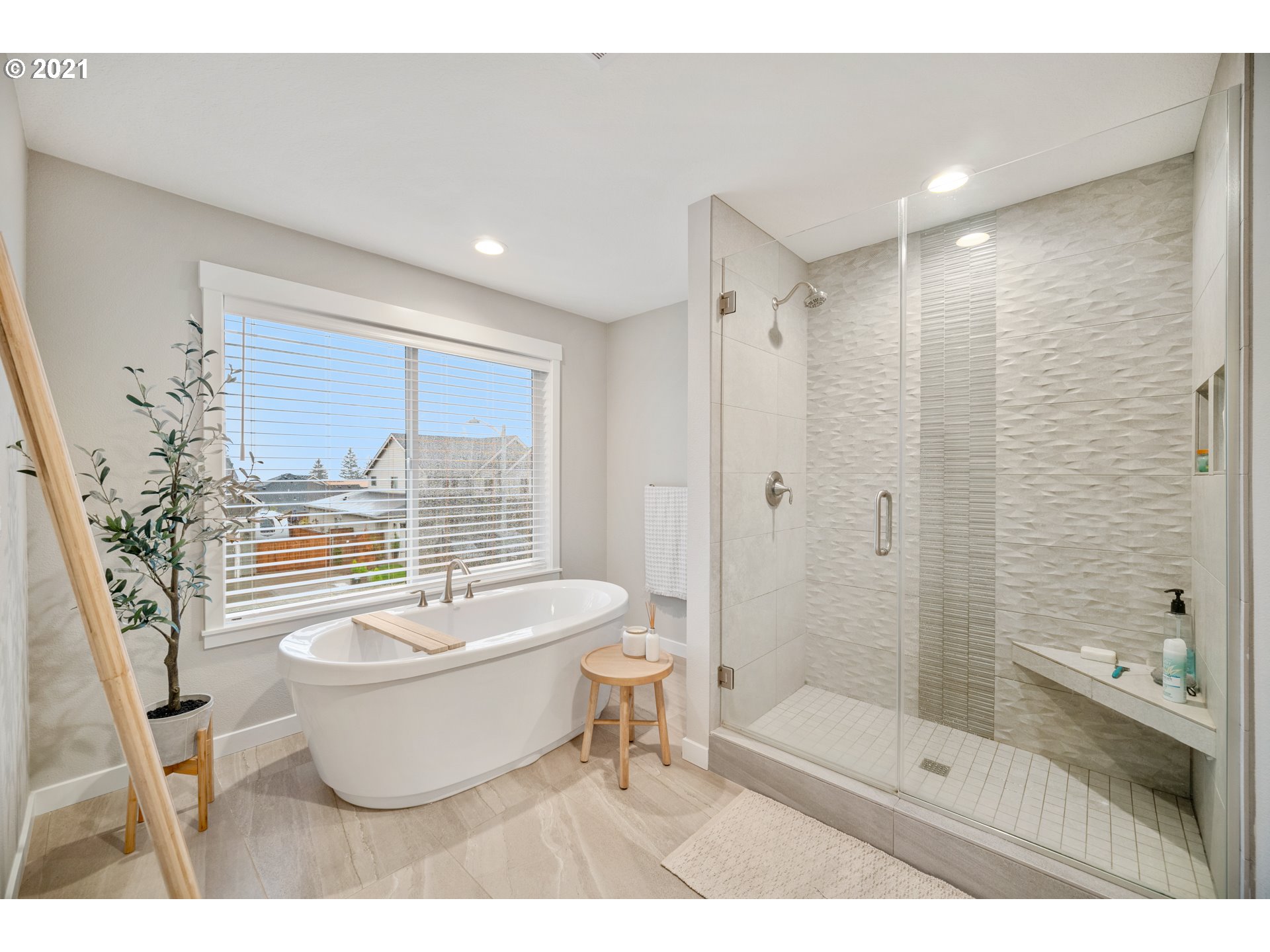 16215 Jada Way Oregon City, OR 97045 - Photo 25 of 32 a bathroom with a toilet a sink and a bathtub