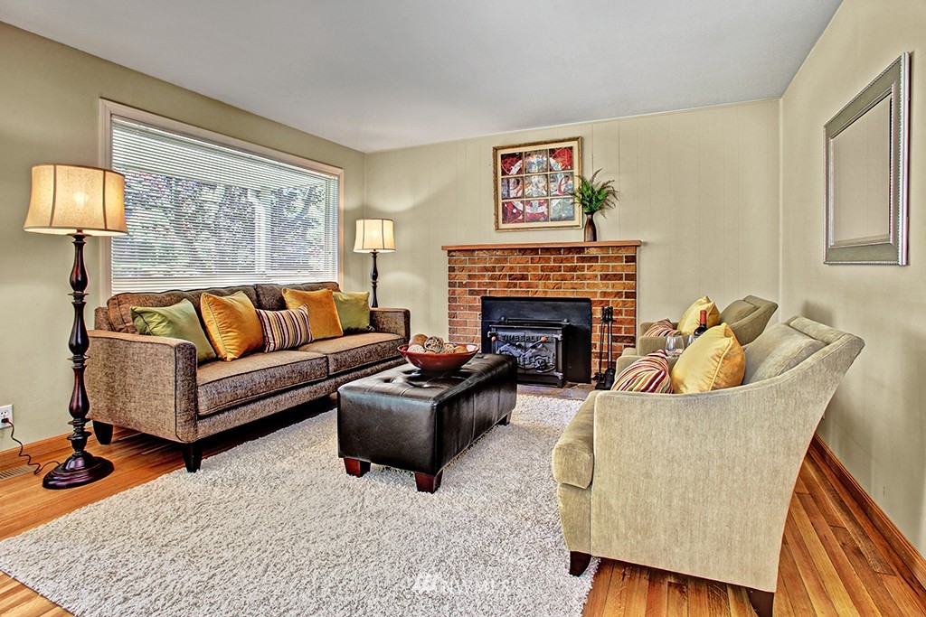 9032 Sand Point Way Northeast Seattle, WA 98115 - Photo 2 of 15 Gallery Image 2