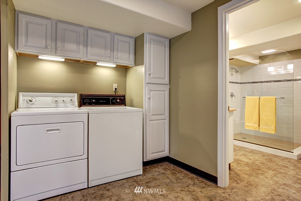 9032 Sand Point Way Northeast Seattle, WA 98115 - Photo 12 of 15 Gallery Image 12
