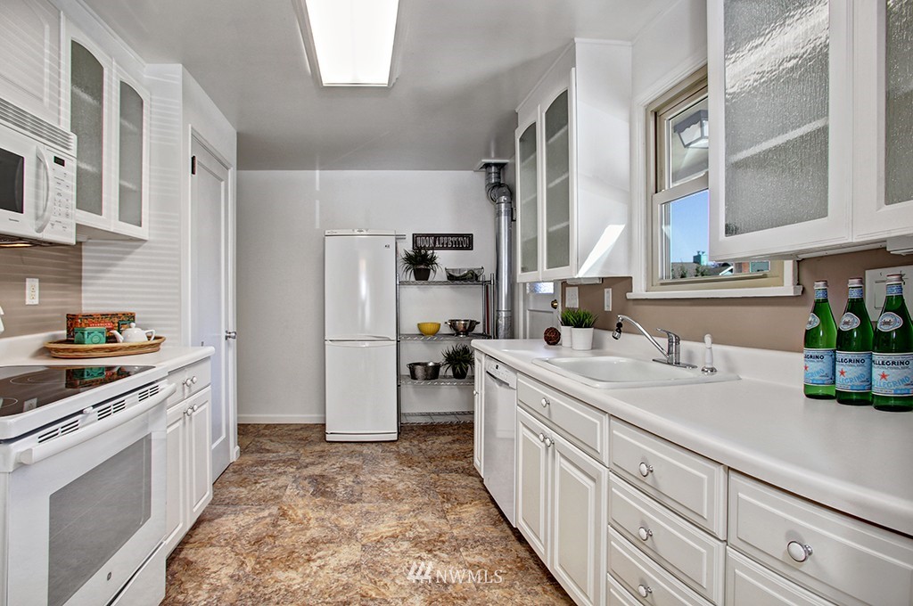 9032 Sand Point Way Northeast Seattle, WA 98115 - Photo 4 of 15 Gallery Image 4