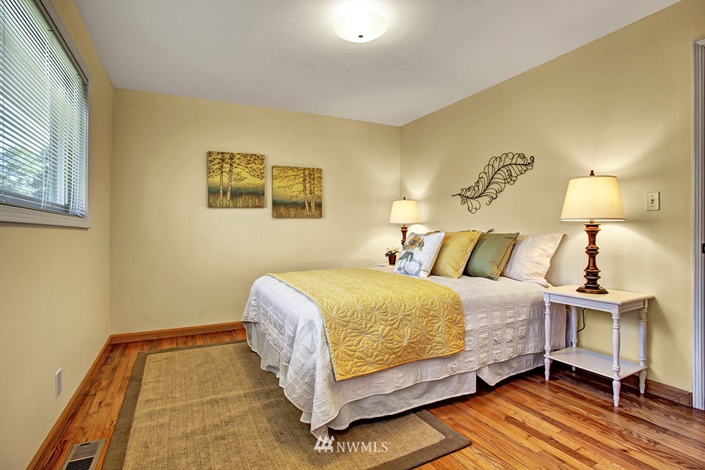 9032 Sand Point Way Northeast Seattle, WA 98115 - Photo 5 of 15 Gallery Image 5