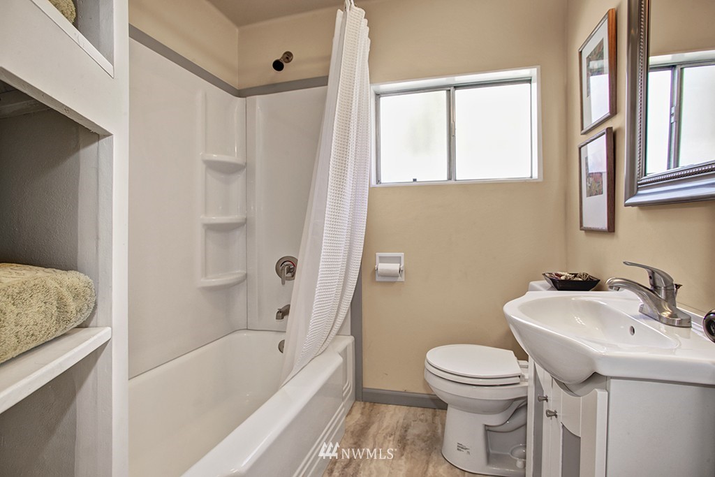 9032 Sand Point Way Northeast Seattle, WA 98115 - Photo 6 of 15 Gallery Image 6
