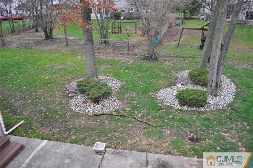 32 Nottingham Road Edison, NJ 08820 - Photo 20 of 25 a backyard of a house with lots of green space