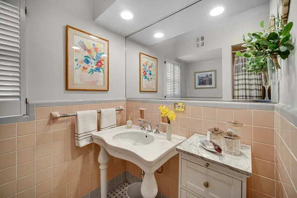 $579,900 | 403 West Shabonee Trail, Mount Prospect, IL 60056
