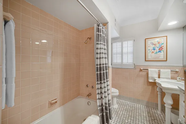 $579,900 | 403 West Shabonee Trail, Mount Prospect, IL 60056
