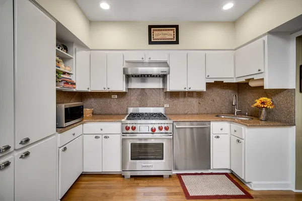 $579,900 | 403 West Shabonee Trail, Mount Prospect, IL 60056