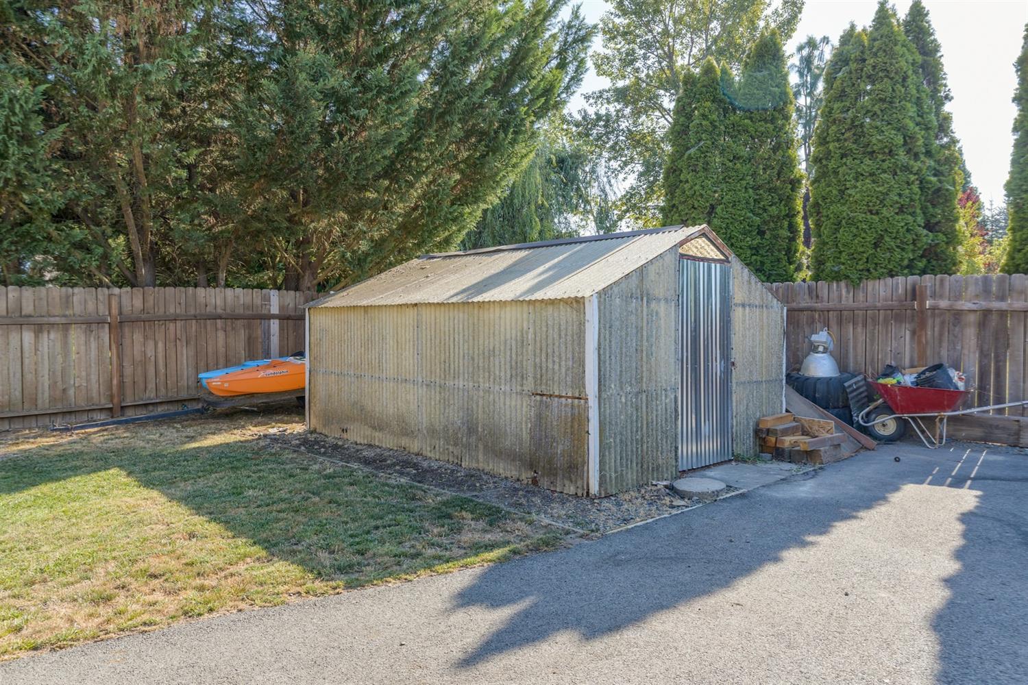 2335 Leonard Road Grants Pass, OR 97527 - Photo 21 of 26 Greenhouse!