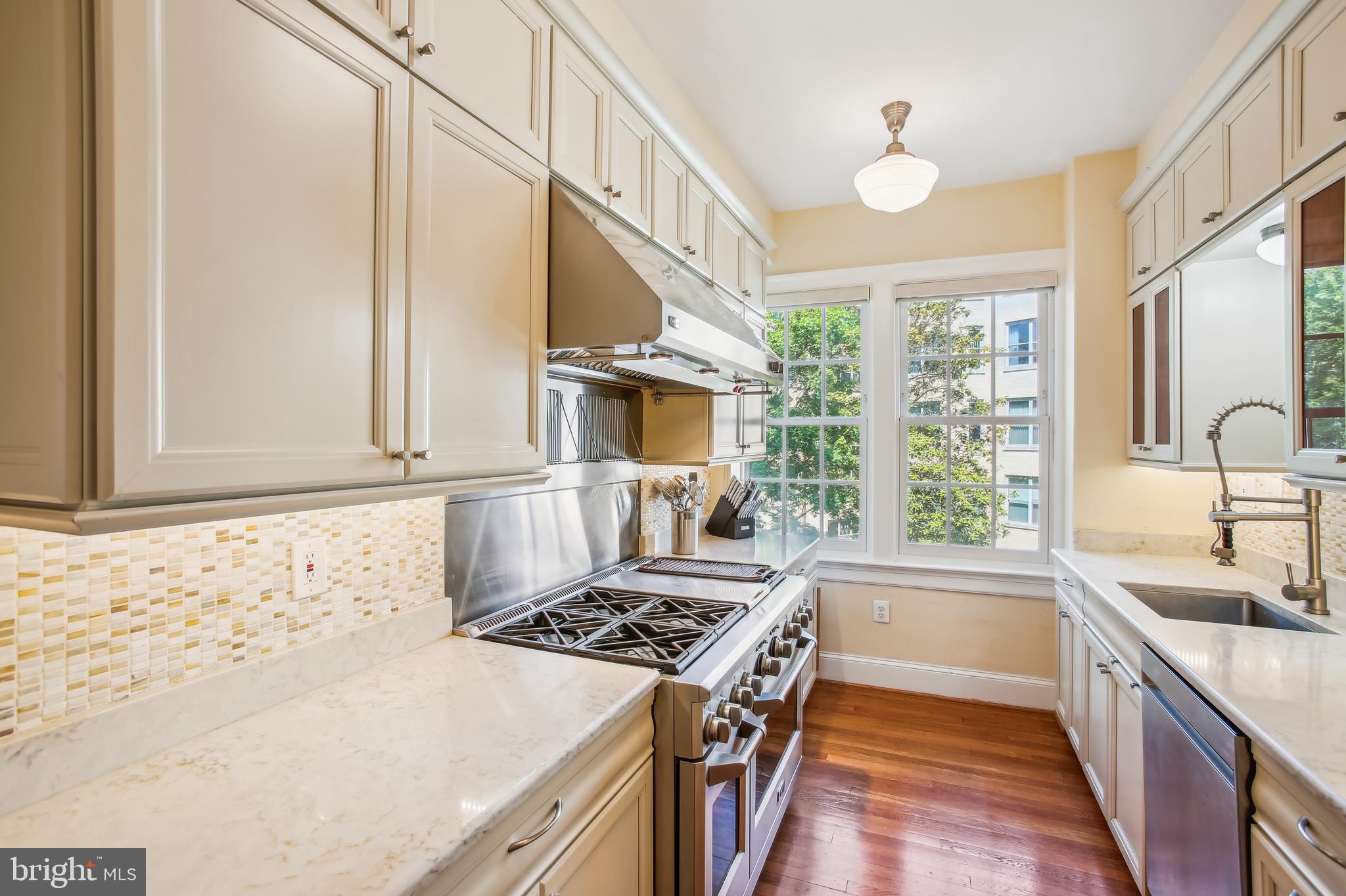 1661 Crescent Place Northwest, Unit 408 Washington, DC 20009 - Photo 21 of 57 6 Burner Professional Styled GE Monogram Range
