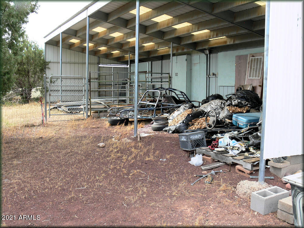 4749 Sawmill Road Clay Springs, AZ 85923 - Photo 7 of 14 Horse motel 2