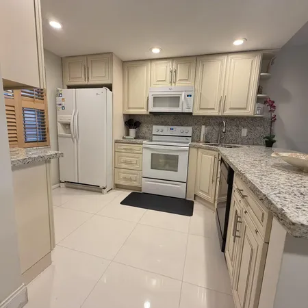 $2,600 | 3800 Oaks Clubhouse Drive, Unit 311, Pompano Beach, FL 33069