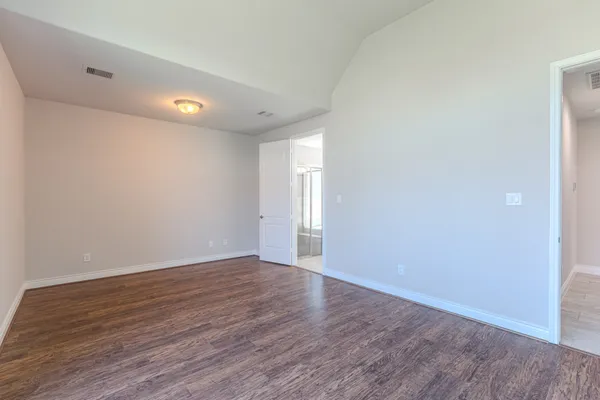 a view of a house with backyard and garden