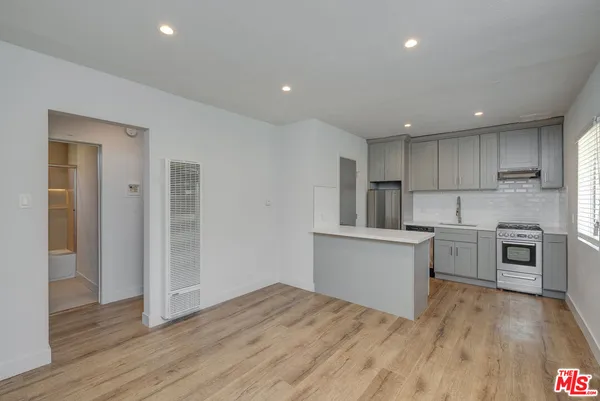 $2,345 | 4136 Grand View Boulevard, Unit 13, Los Angeles, CA 90066