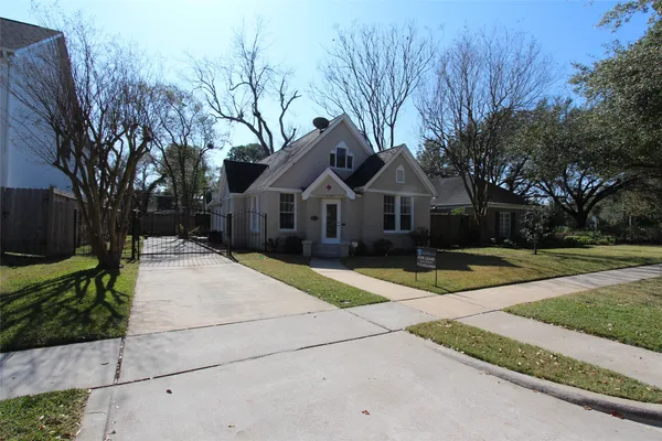 $3,500 | 3127 Rice Boulevard, Houston, TX 77005