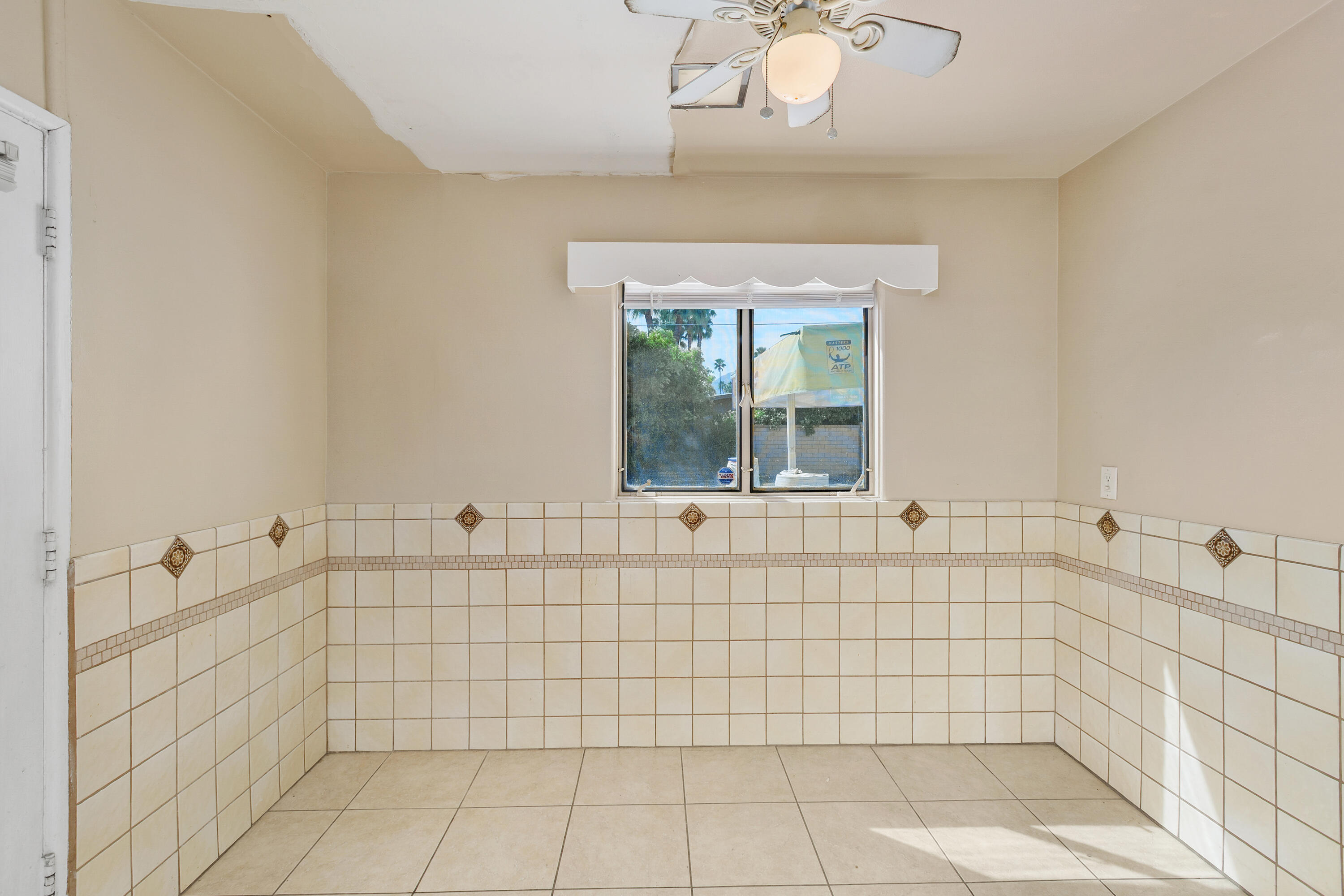 1077 South Riverside Drive Palm Springs, CA 92264 - Photo 15 of 35 a bathroom with a bathtub and shower