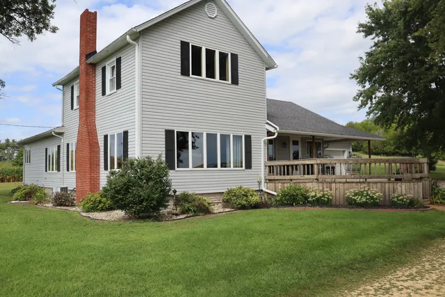 a view of a house with backyard and garden