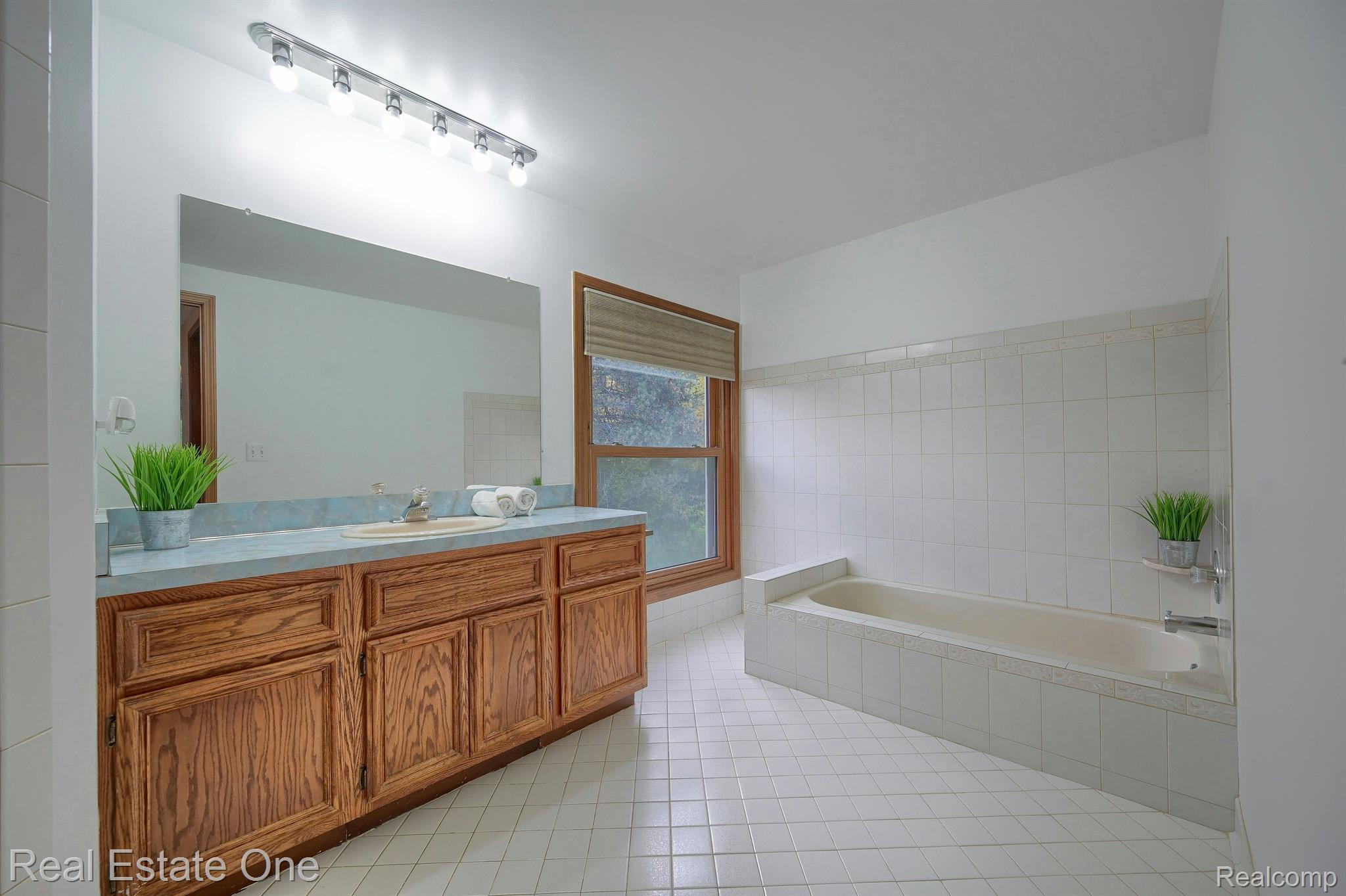 1249 Springwood Court Rochester, MI 48309 - Photo 31 of 52 Primary Bathroom w/Tub