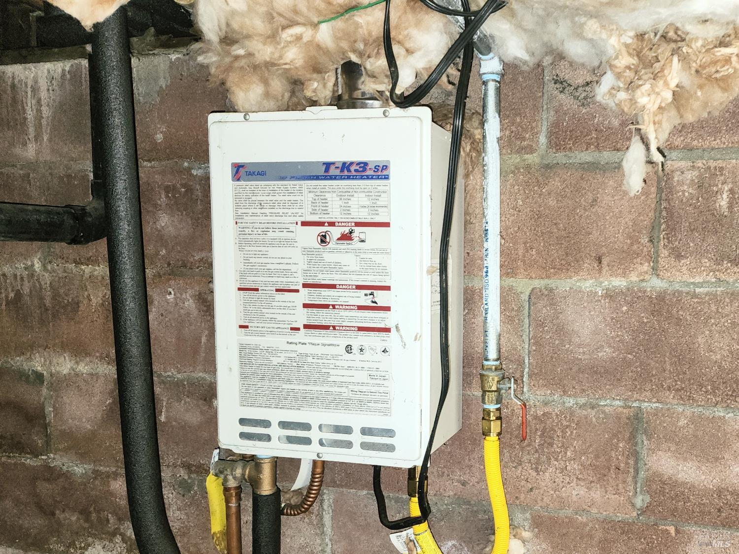 15551 Forest View Road Manchester, CA 95459 - Photo 47 of 53 a picture of a bathroom with mirror gate