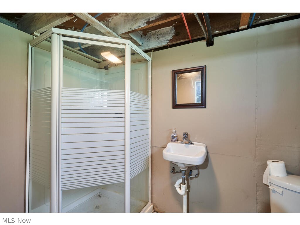 3975 Delmore Road Cleveland Heights, OH 44121 - Photo 22 of 27 Bathroom featuring walk in shower, toilet, and sink