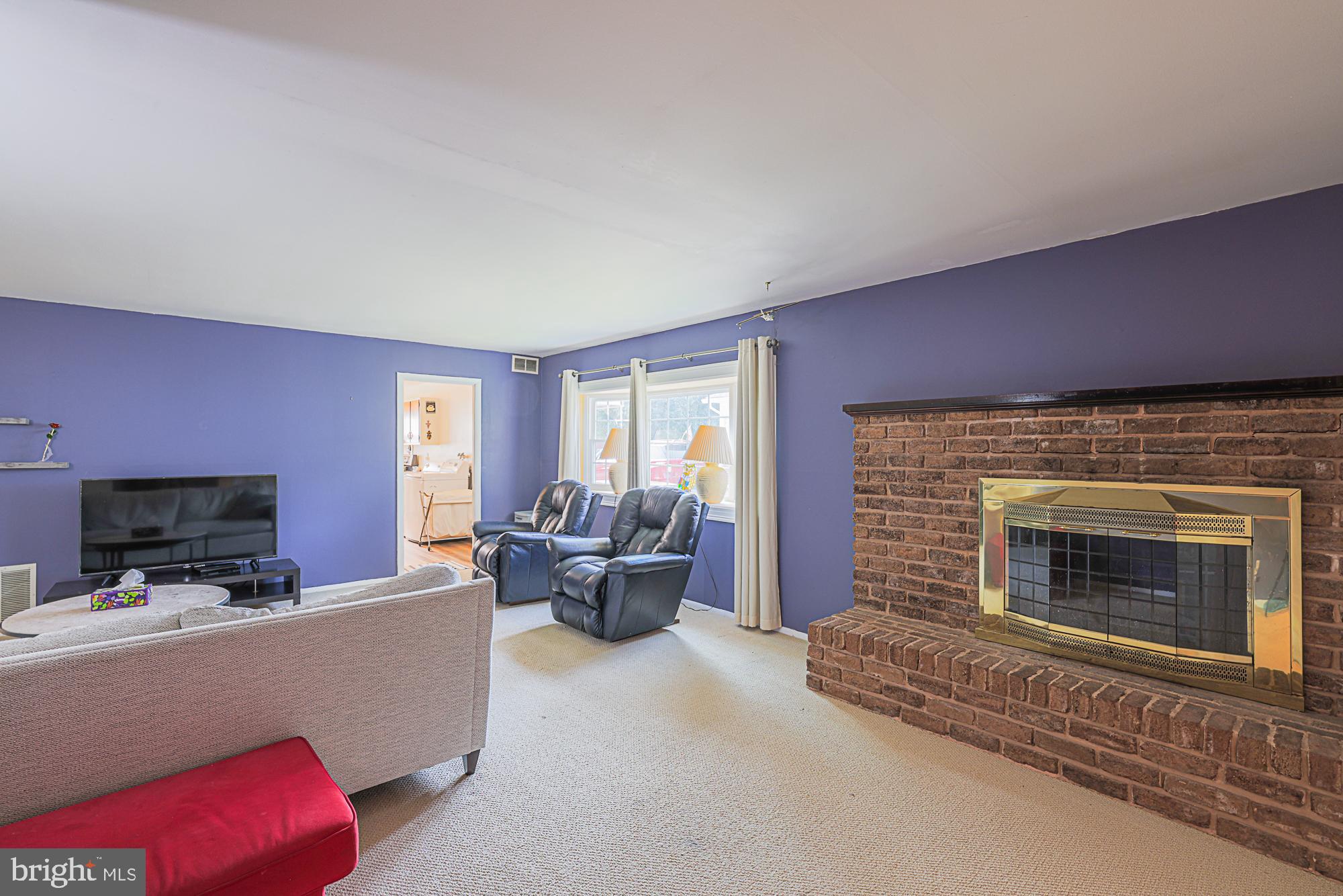 8606 David Avenue Baltimore, MD 21234 - Photo 13 of 31 Living Room