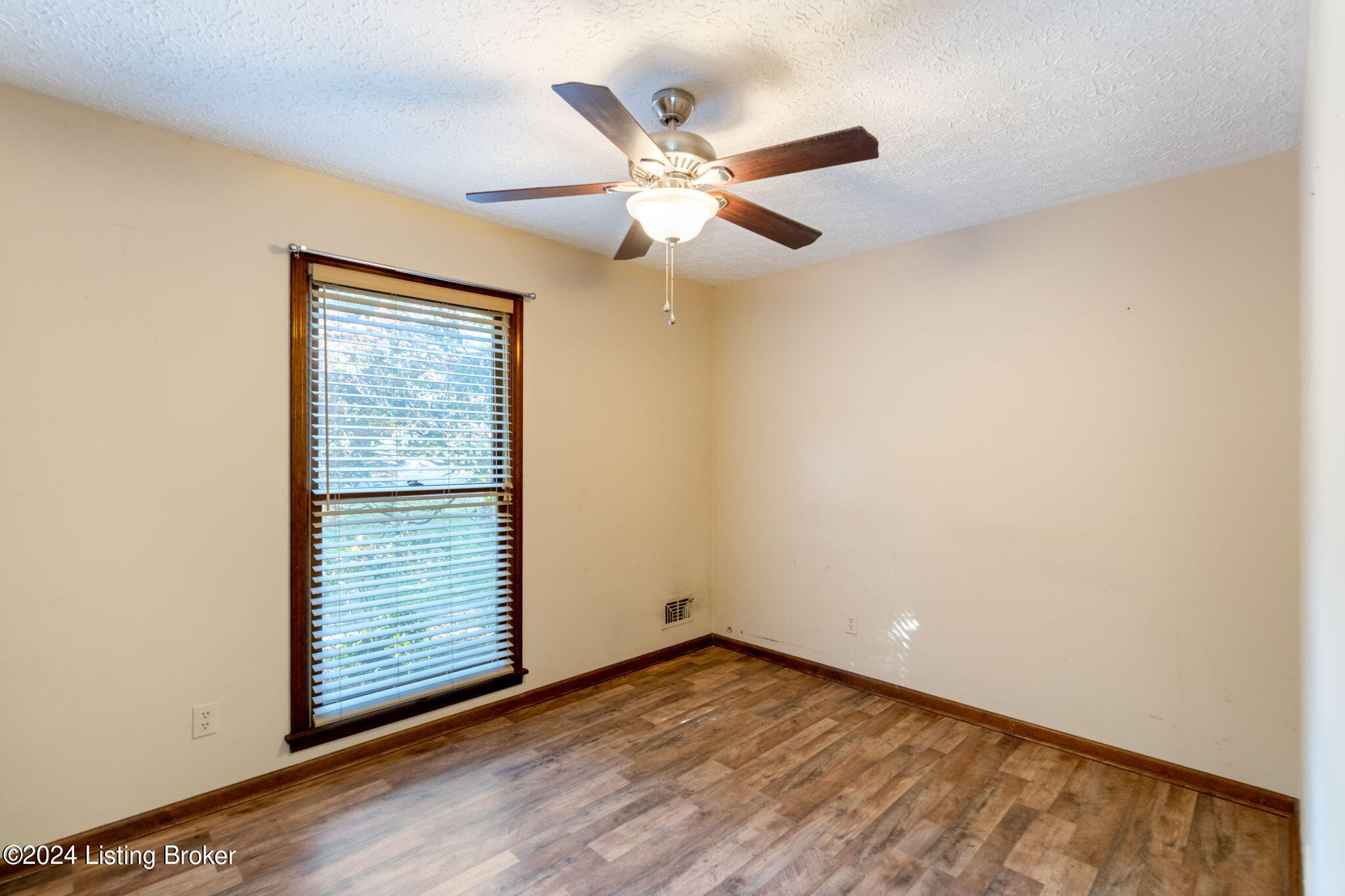 6903 Deep Spring Court Louisville, KY 40228 - Photo 19 of 51 6903 Deep Spring Ct-15