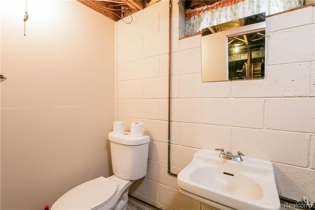 110 South Alice Avenue Rochester, MI 48307 - Photo 16 of 27 019-Bathroom-2593540-large.jpg