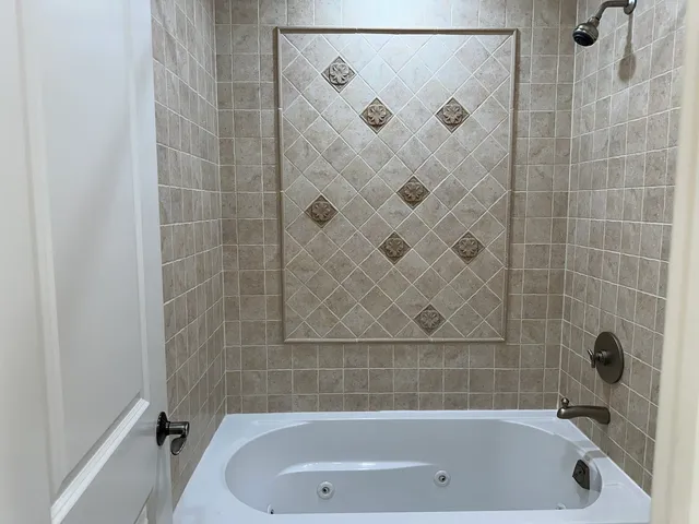 $3,900 | 1921 Lynn Circle, Libertyville, IL 60048