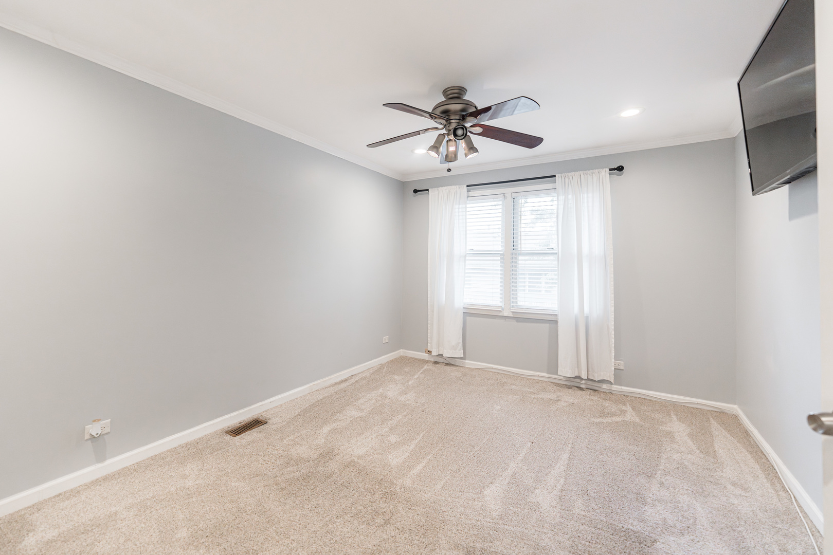 327 Georgetown Court, Unit B Bloomingdale, IL 60108 - Photo 11 of 25 a view of an empty room with a window