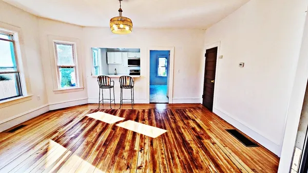 $1,950 | 181 Foster Street, Unit 1, Fall River, MA 02721