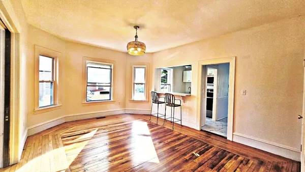 $1,950 | 181 Foster Street, Unit 1, Fall River, MA 02721