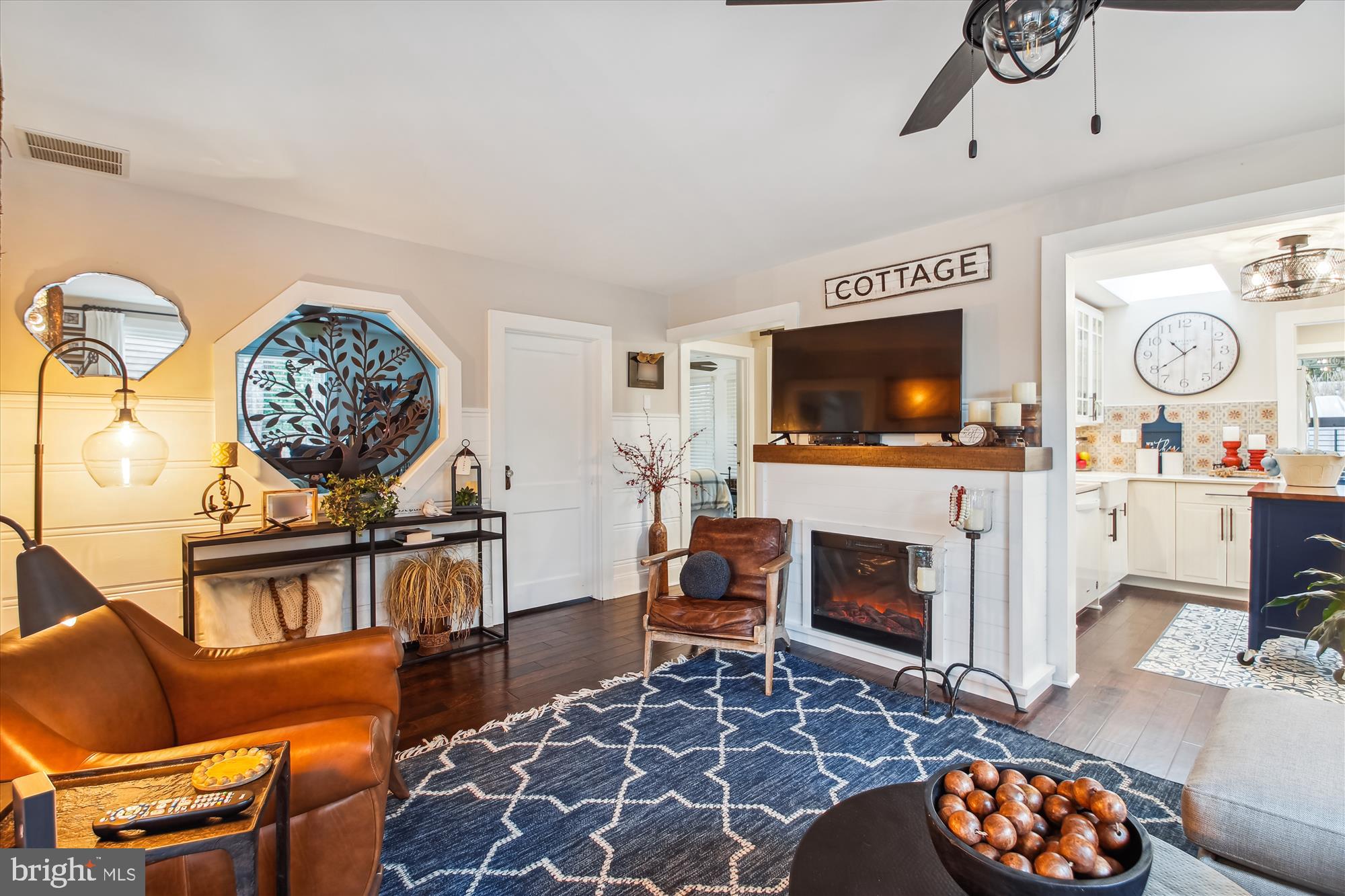 158 Southdown Road Edgewater, MD 21037 - Photo 4 of 26 Living Room