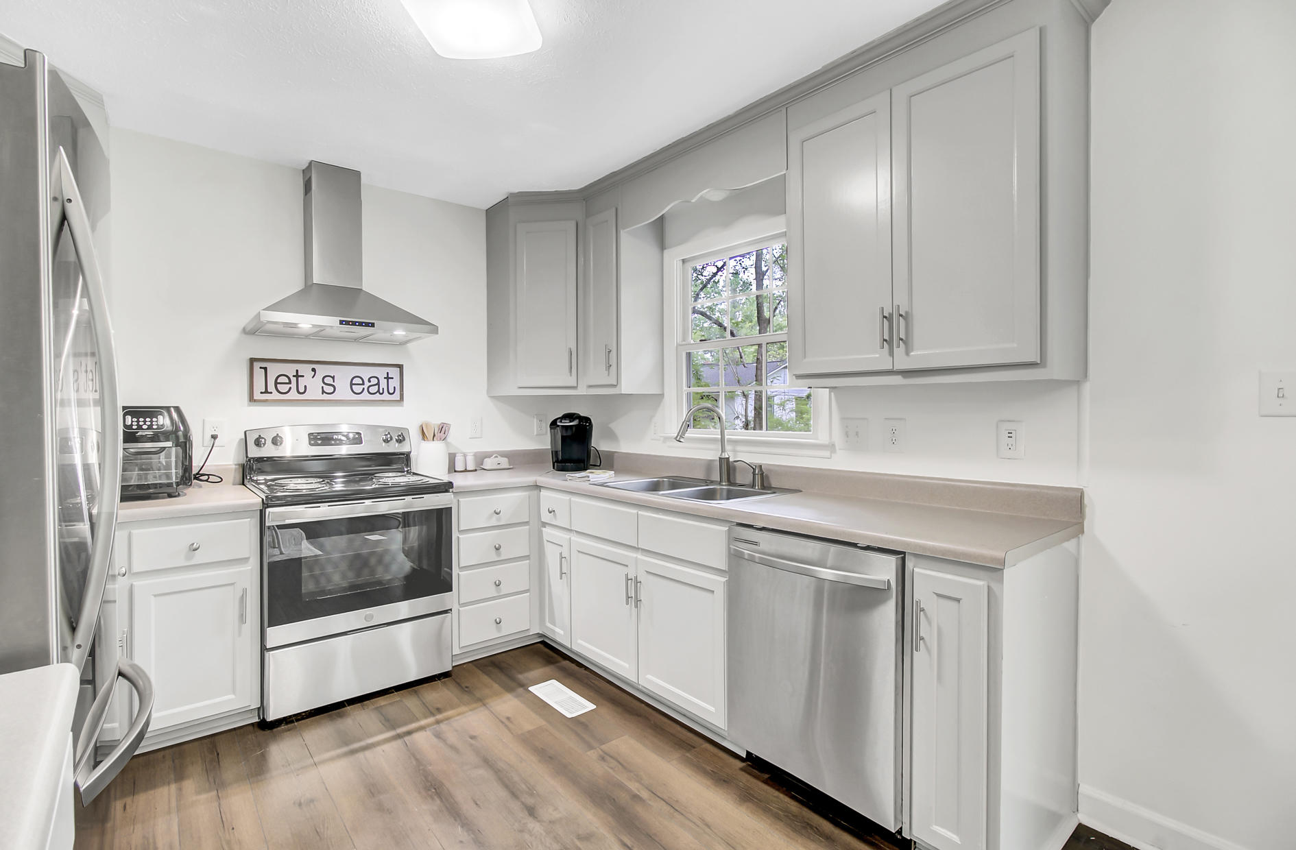 548 Main Road Johns Island, SC 29455 - Photo 14 of 32 548 Main Rd - Kitchen
