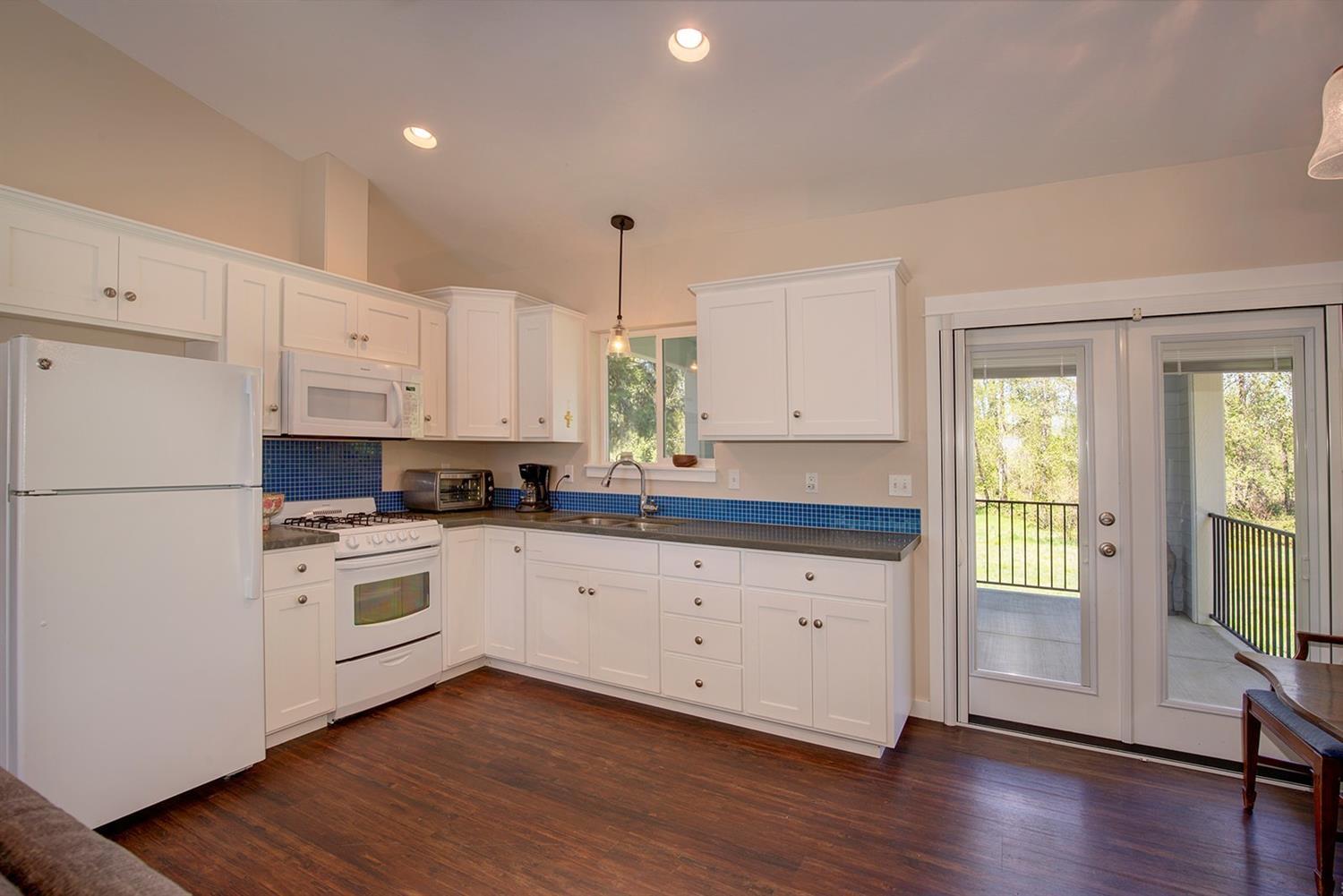 3106 South River Road Grants Pass, OR 97527 - Photo 14 of 33 Kitchen in attached dwelling