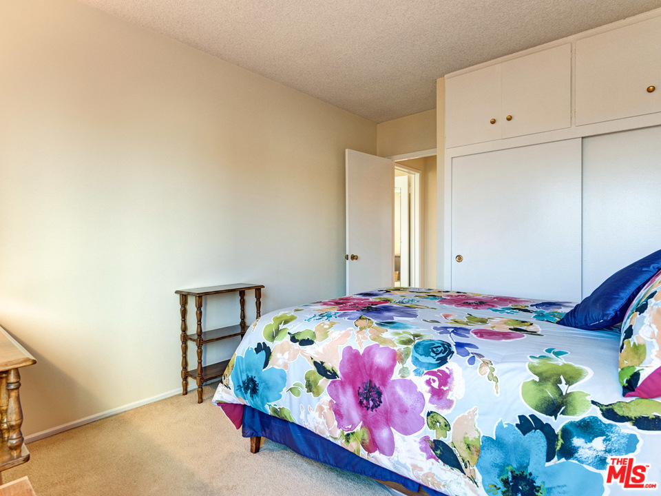 7553 Trask Avenue Playa del Rey, CA 90293 - Photo 20 of 24 a bedroom with a bed and a dresser