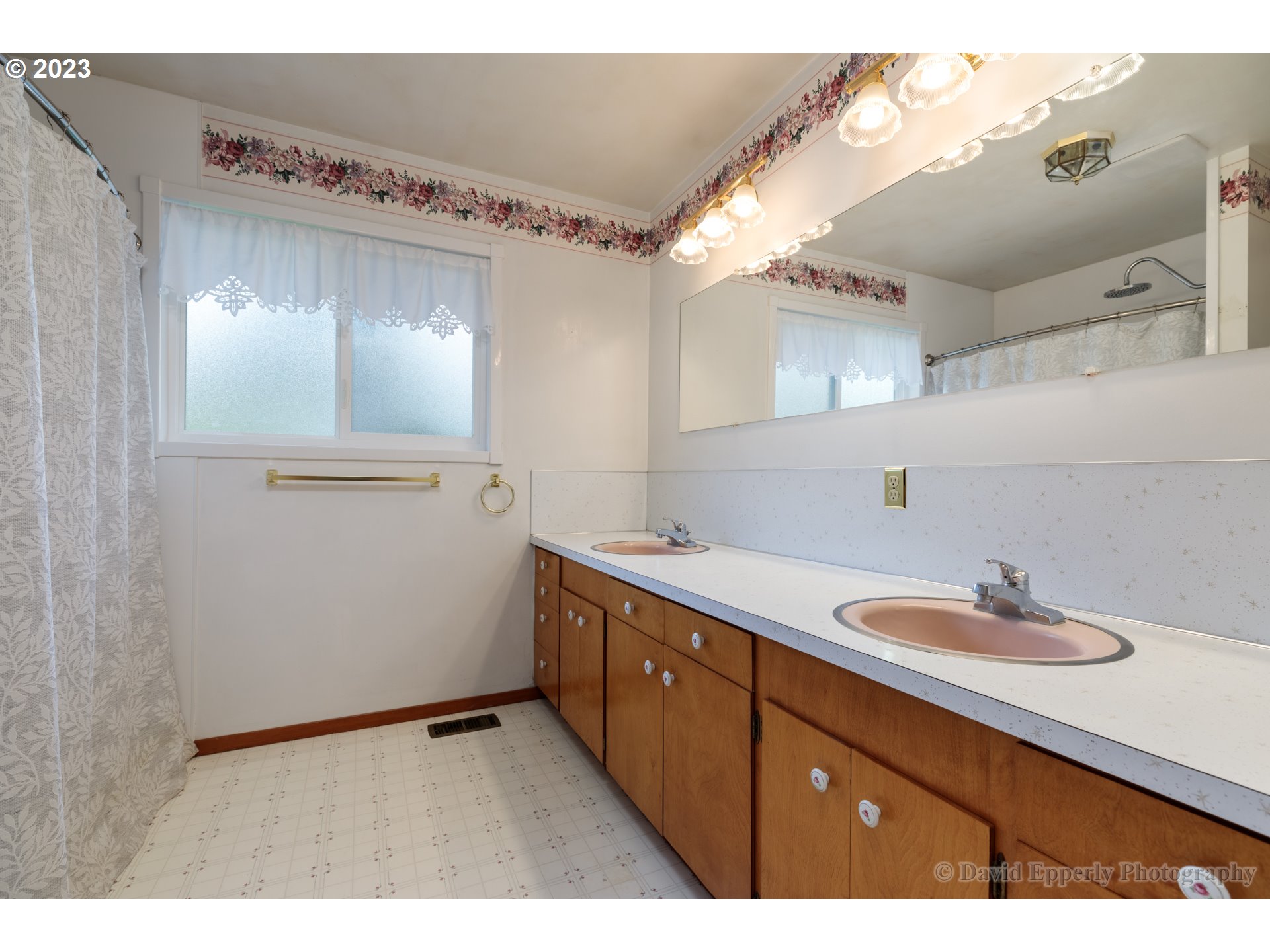 510 Hillcrest Road St. Helens, OR 97051 - Photo 11 of 27 Bathroom