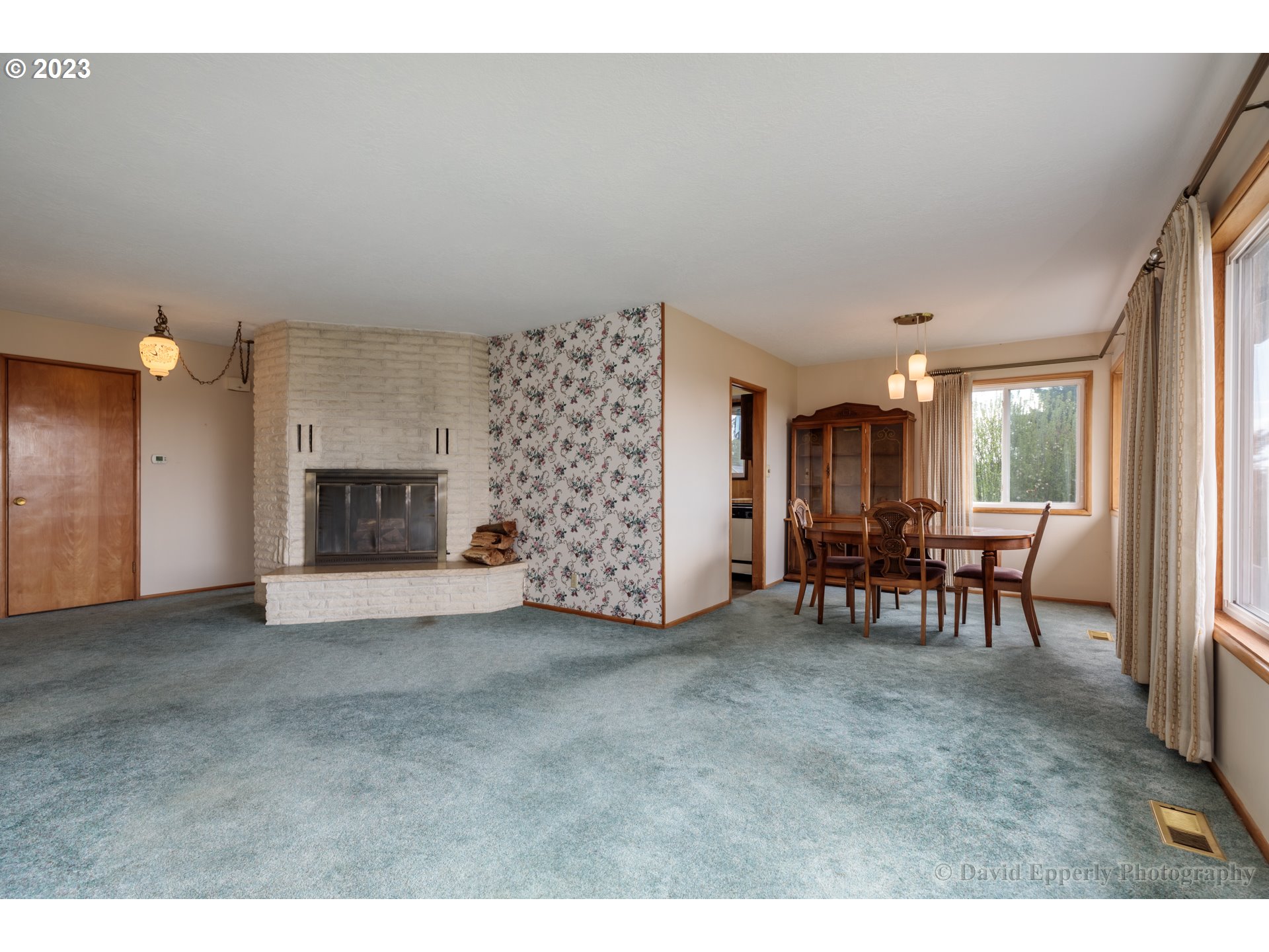 510 Hillcrest Road St. Helens, OR 97051 - Photo 3 of 27 Living Room/Dining Room