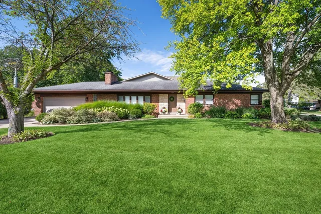 $850,000 | 824 Echo Lane, Glenview, IL 60025